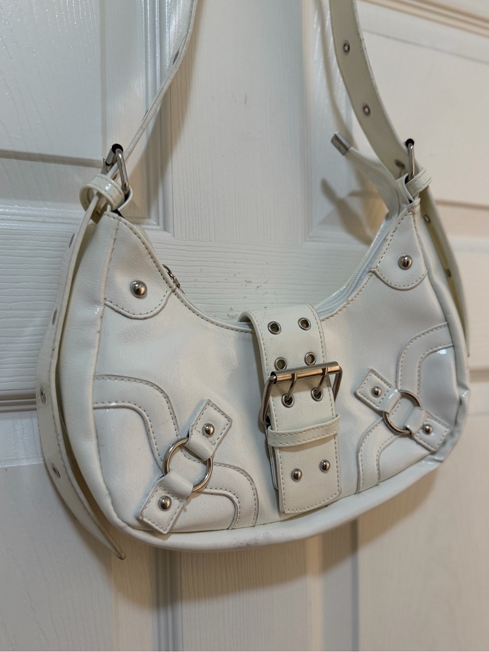 Vintage Y2K White Patent Leather Hobo Bag – Silver Hardware Moto Chic!